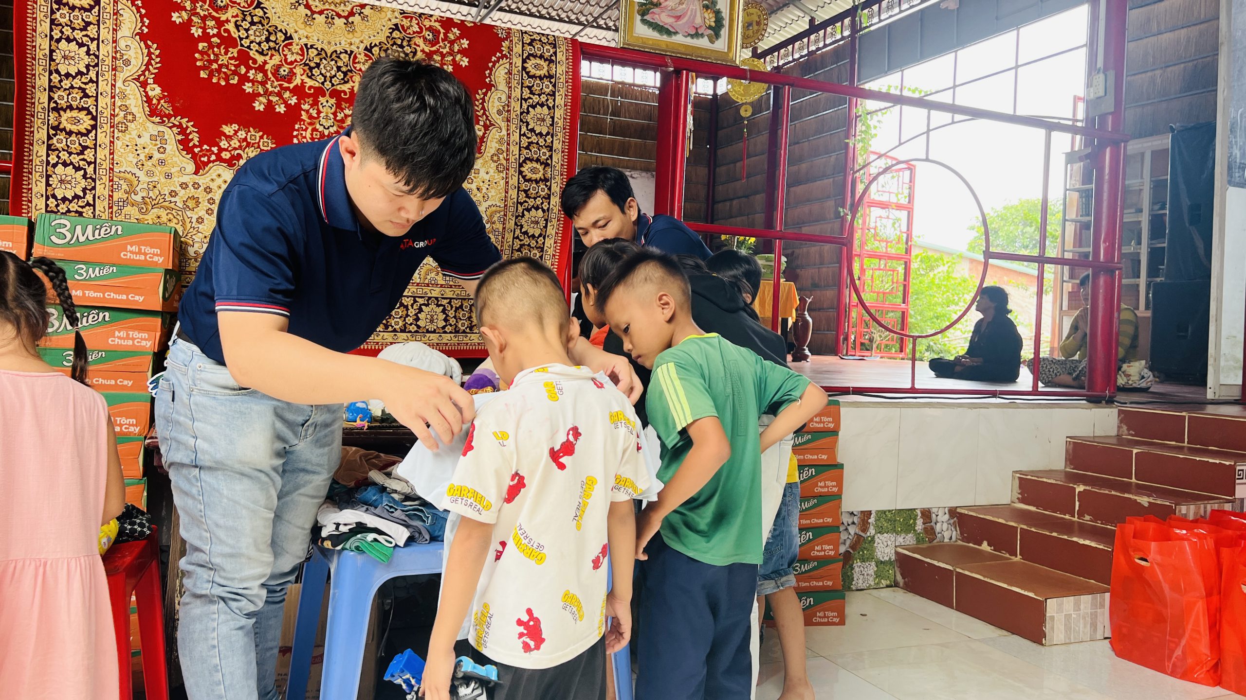 DATA Group tình nguyện vui cùng trẻ em làng bè Trị An tại chùa Liên Sơn